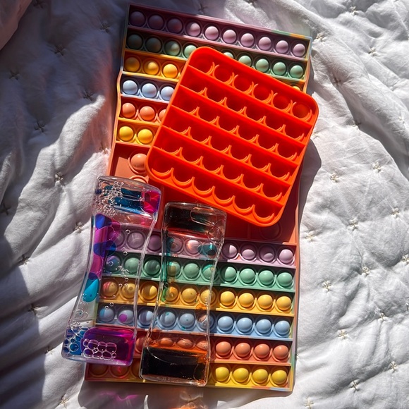 FIDGETS - Picture 1 of 4